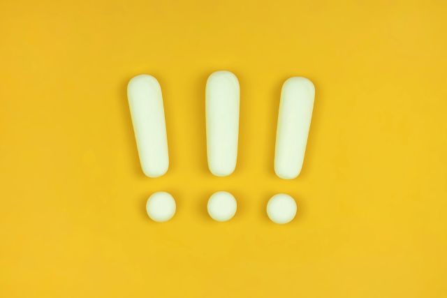 黄色の背景の前にあるビックリマーク3つ