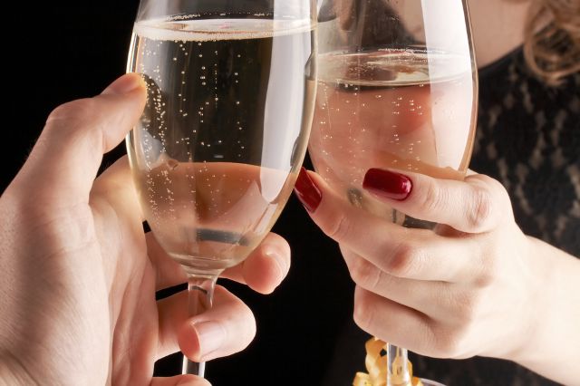 シャンパンを乾杯する女性の手